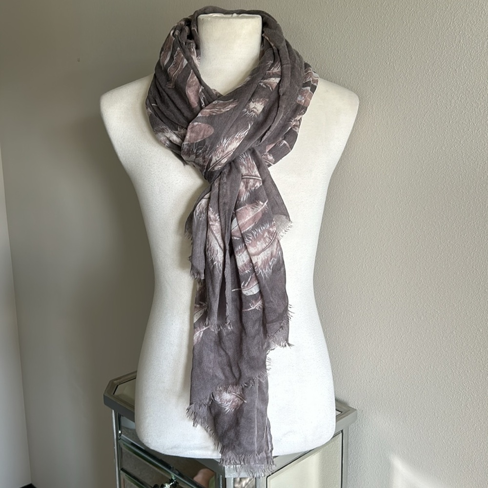 Simply Vera | Womens Oversized Feather Print Shawl/Scarf w/ Fringe - Size OS - Picture 2 of 11